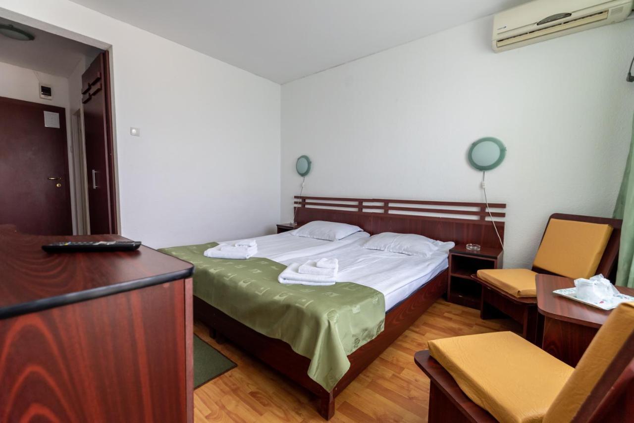 Hotel Capitol Jupiter Bagian luar foto